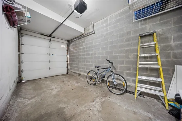 $2,900 | 943 West College Parkway, Chicago, IL 60608