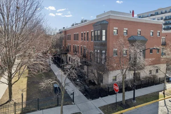 $2,900 | 943 West College Parkway, Chicago, IL 60608