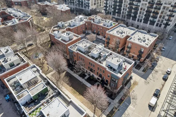 $2,900 | 943 West College Parkway, Chicago, IL 60608