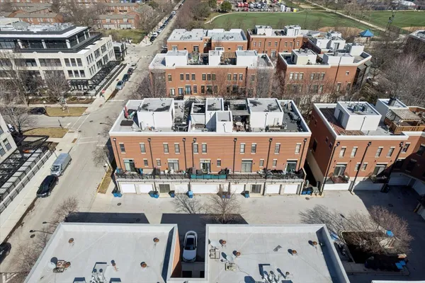 $2,900 | 943 West College Parkway, Chicago, IL 60608