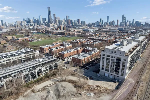 $2,900 | 943 West College Parkway, Chicago, IL 60608