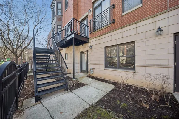 $2,900 | 943 West College Parkway, Chicago, IL 60608