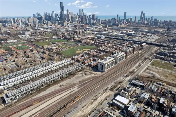 $2,900 | 943 West College Parkway, Chicago, IL 60608