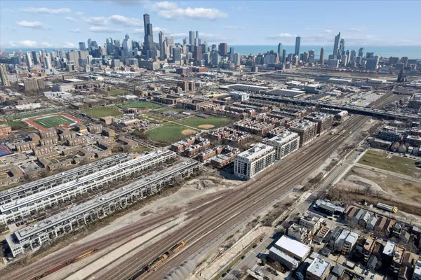 $2,900 | 943 West College Parkway, Chicago, IL 60608