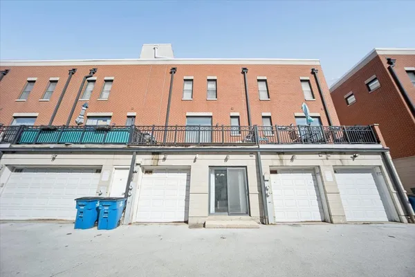 $2,900 | 943 West College Parkway, Chicago, IL 60608
