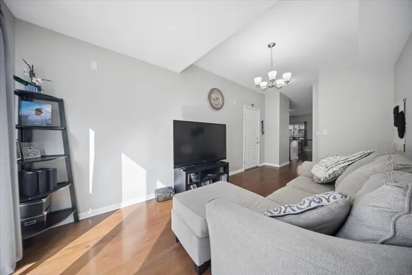 $2,900 | 943 West College Parkway, Chicago, IL 60608