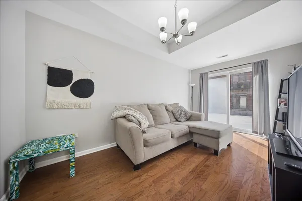 $2,900 | 943 West College Parkway, Chicago, IL 60608