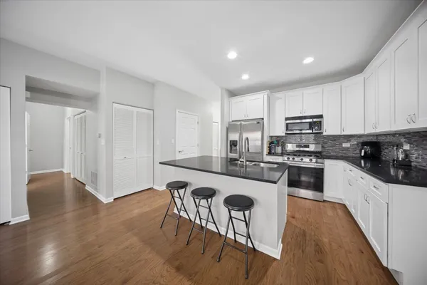 $2,900 | 943 West College Parkway, Chicago, IL 60608