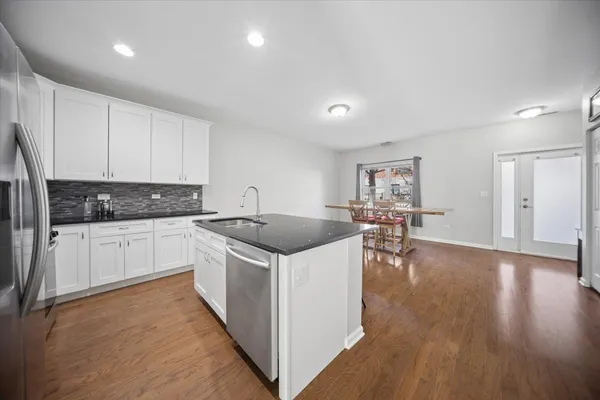 $2,900 | 943 West College Parkway, Chicago, IL 60608