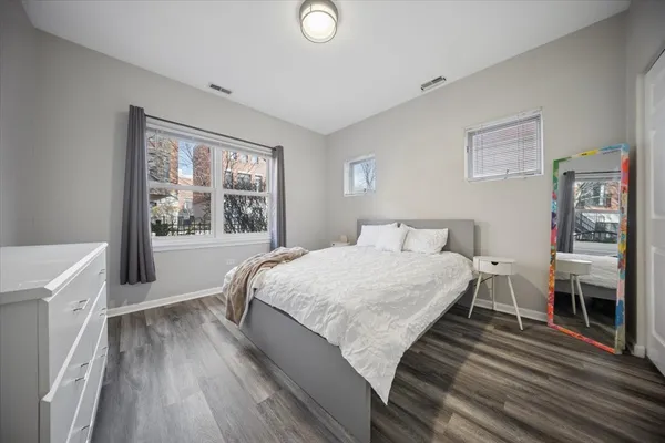 $2,900 | 943 West College Parkway, Chicago, IL 60608