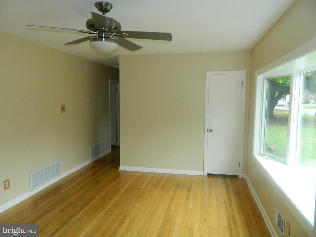 1252 Beach Road Edgewater, MD 21037 - Photo 3 of 20 Living Room