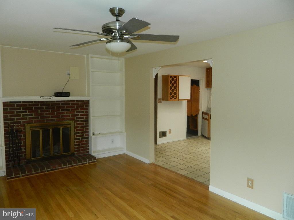 1252 Beach Road Edgewater, MD 21037 - Photo 4 of 20 Living Room