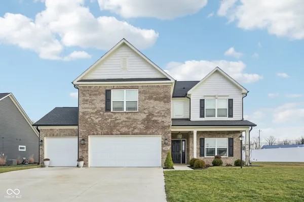 $419,500 | 4556 West Lakeway Drive, New Palestine, IN 46163