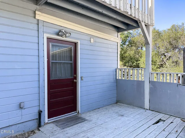 a view of backyard of the house