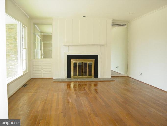 13414 Cambria Farms Road Phoenix, MD 21131 - Photo 3 of 25 Living Room