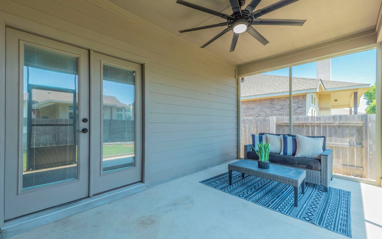105 Penna Lane Georgetown, TX 78628 - Photo 31 of 39 a living room with furniture