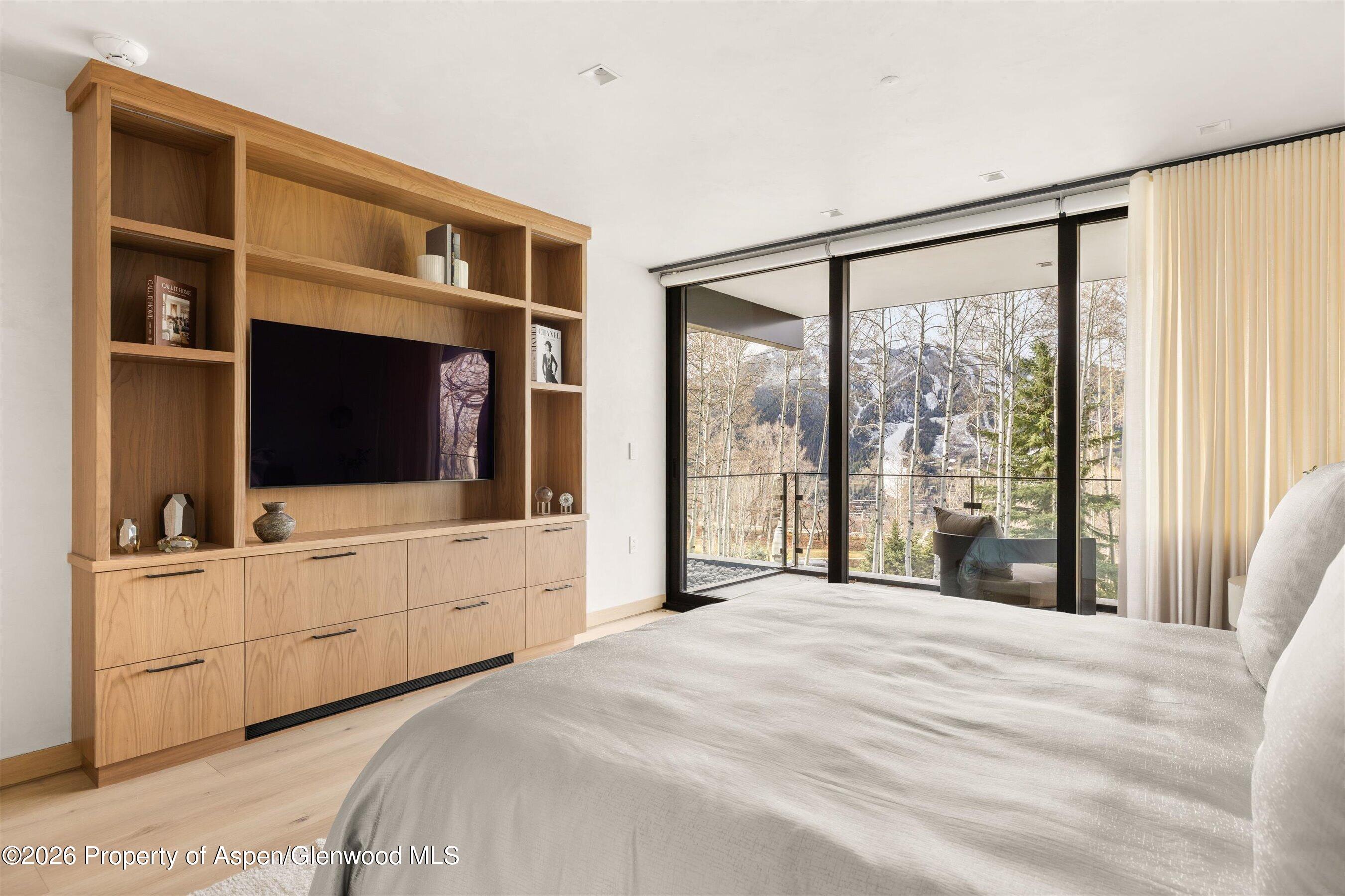 323 East Reds Road Aspen, CO 81612 - Photo 5 of 17 Ensuite Bedroom