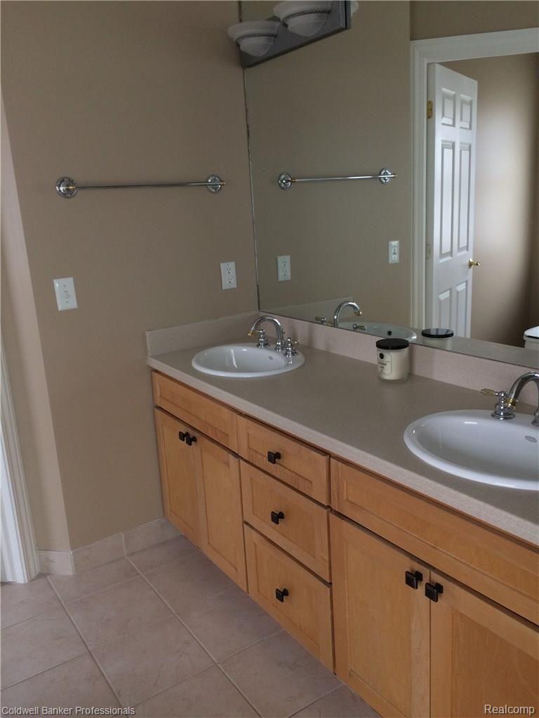 4723 Oakhurst Ridge Road, Unit 223 Clarkston, MI 48348 - Photo 13 of 21 Master Bath