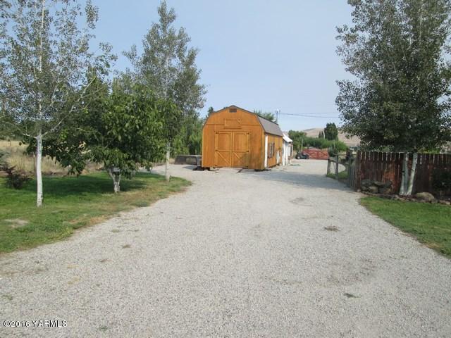 120751 Heck Road Prosser, WA 99350 - Photo 13 of 27 a view of a house with backyard and trees