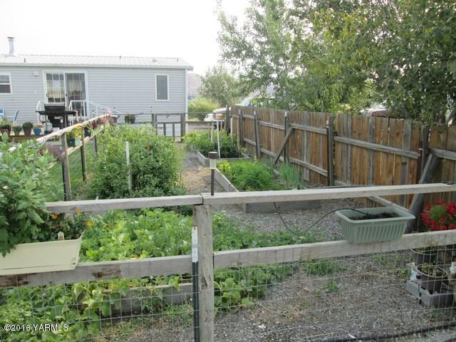 120751 Heck Road Prosser, WA 99350 - Photo 14 of 27 a view of outdoor space and yard