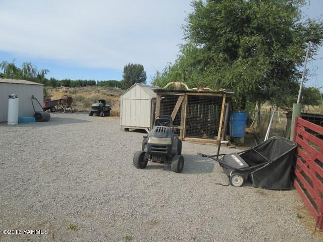 120751 Heck Road Prosser, WA 99350 - Photo 17 of 27 a view of a patio with a table and chairs next to a yard