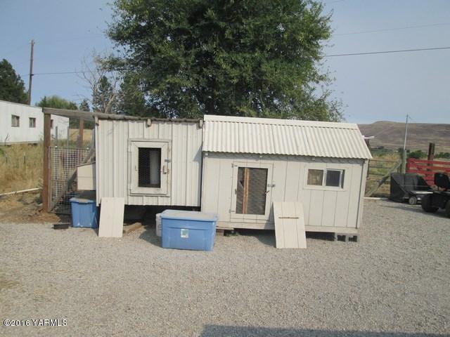 120751 Heck Road Prosser, WA 99350 - Photo 18 of 27 a view of a house with backyard and trees