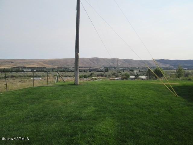 120751 Heck Road Prosser, WA 99350 - Photo 19 of 27 a view of an outdoor space with a lake view
