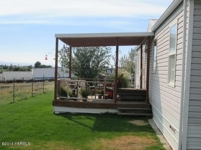 120751 Heck Road Prosser, WA 99350 - Photo 20 of 27 a house view with a garden space