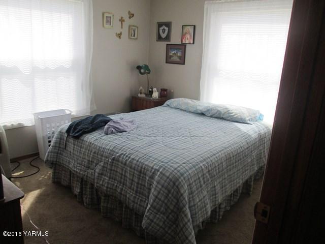 120751 Heck Road Prosser, WA 99350 - Photo 3 of 27 a bedroom with a bed and a window