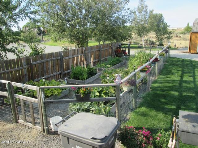 120751 Heck Road Prosser, WA 99350 - Photo 27 of 27 a balcony with an outdoor space