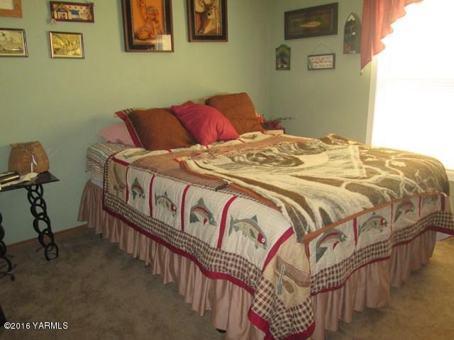120751 Heck Road Prosser, WA 99350 - Photo 4 of 27 a bedroom with a bed next to a window
