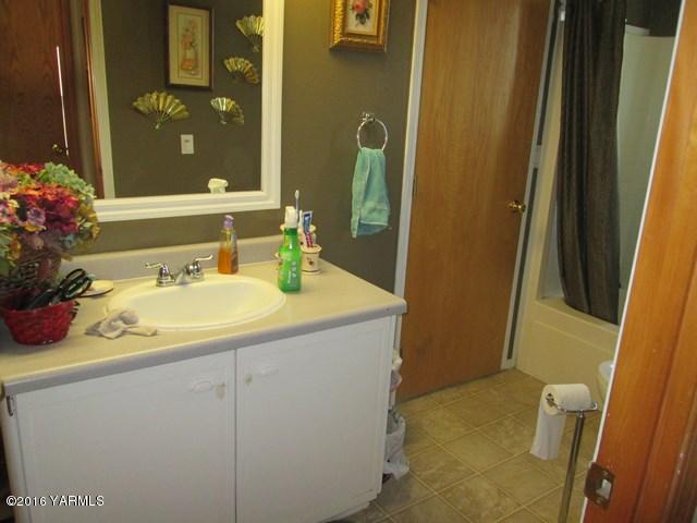 120751 Heck Road Prosser, WA 99350 - Photo 5 of 27 a bathroom with a sink and a mirror