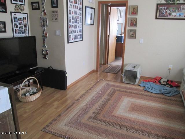 120751 Heck Road Prosser, WA 99350 - Photo 7 of 27 a bedroom with a bed and a flat screen tv