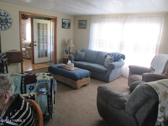 120751 Heck Road Prosser, WA 99350 - Photo 8 of 27 a living room with furniture and a window