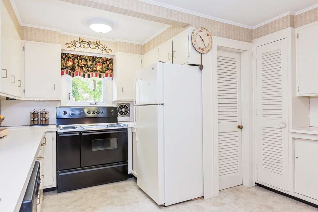 97 Gillette Avenue Springfield, MA 01118 - Photo 8 of 17 Gallery Image 8