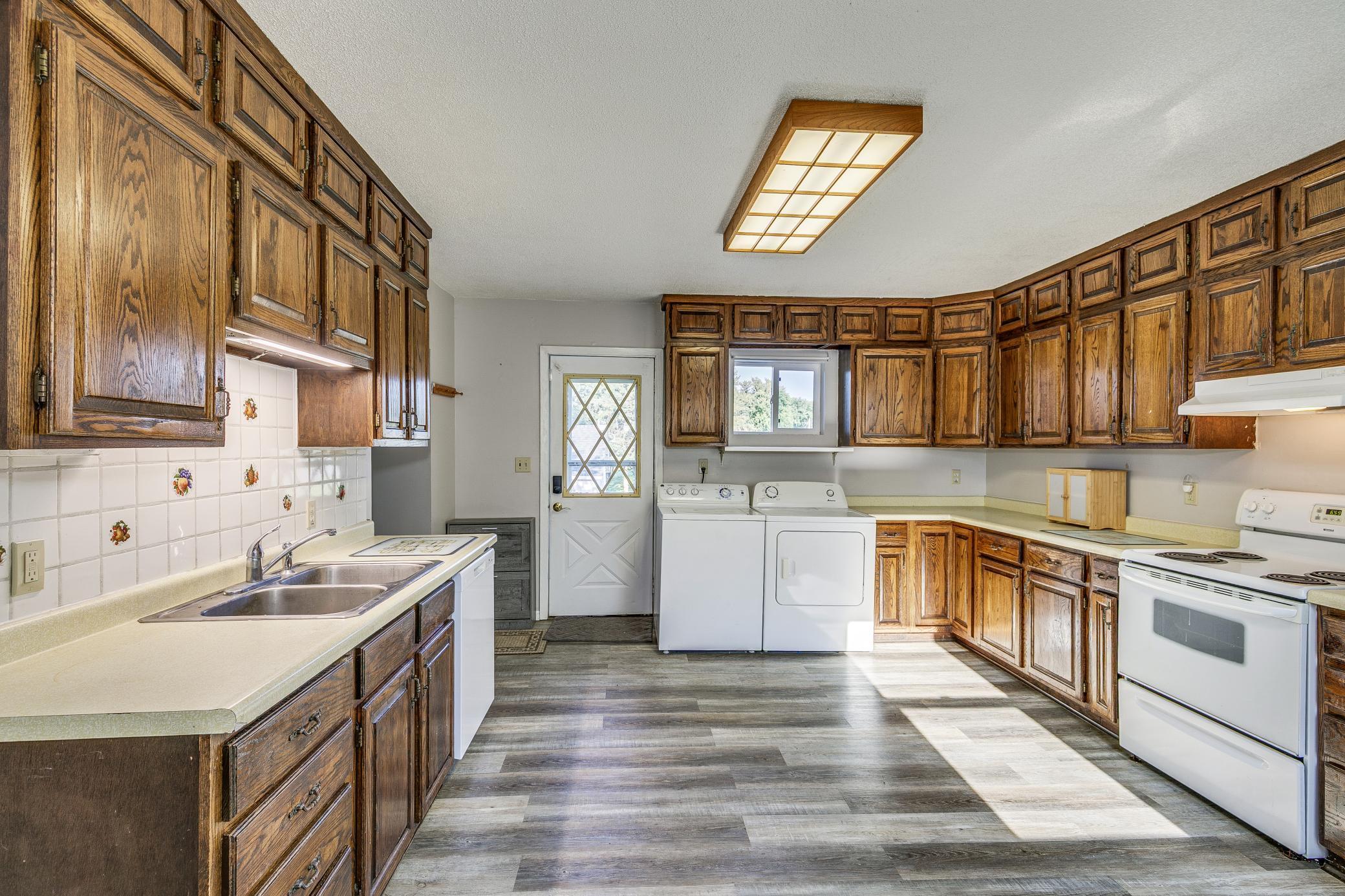 105 10th Street Northwest Plainview, MN 55964 - Photo 2 of 26