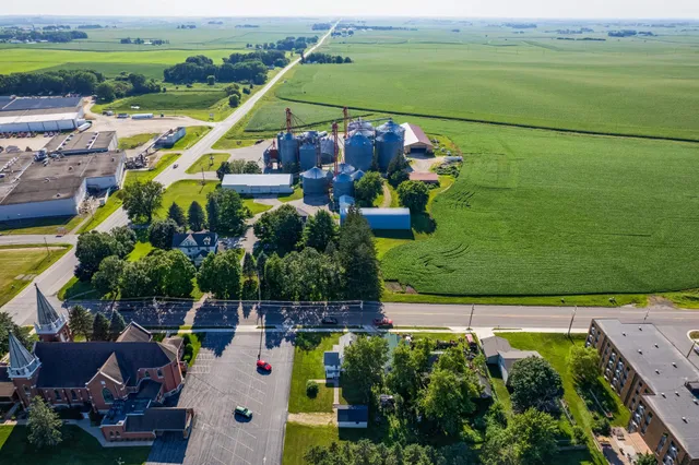 $239,824 | 105 10th Street Northwest, Plainview, MN 55964