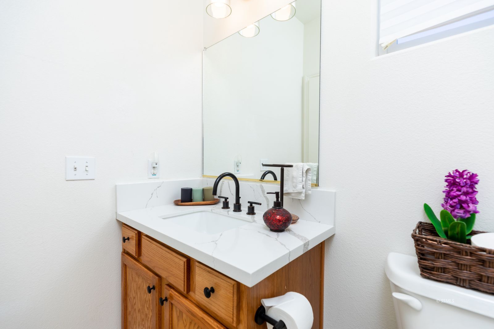 718 Pinon Court Ridgecrest, CA 93555 - Photo 19 of 41 a bathroom with a sink and a mirror