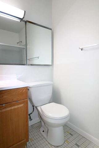 5701 North Sheridan Road, Unit 6P Chicago, IL 60660 - Photo 16 of 20 a bathroom with a toilet