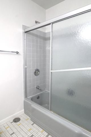 5701 North Sheridan Road, Unit 6P Chicago, IL 60660 - Photo 17 of 20 a bathroom with a bathtub and a shower