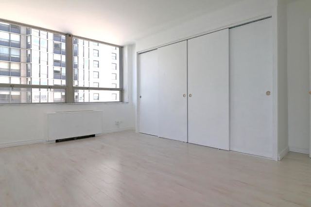 5701 North Sheridan Road, Unit 6P Chicago, IL 60660 - Photo 9 of 20 a view of an empty room with a window