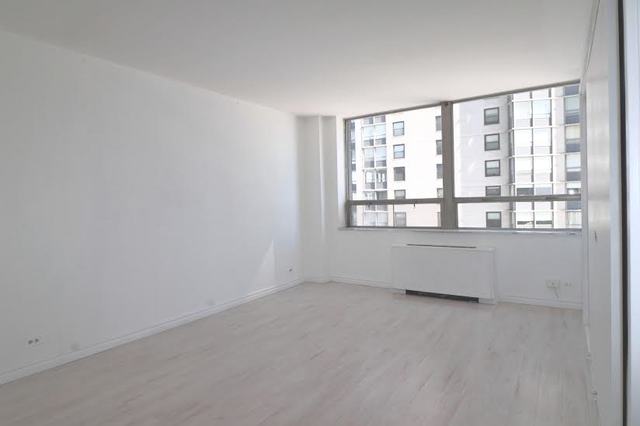 5701 North Sheridan Road, Unit 6P Chicago, IL 60660 - Photo 10 of 20 a view of an empty room with a window