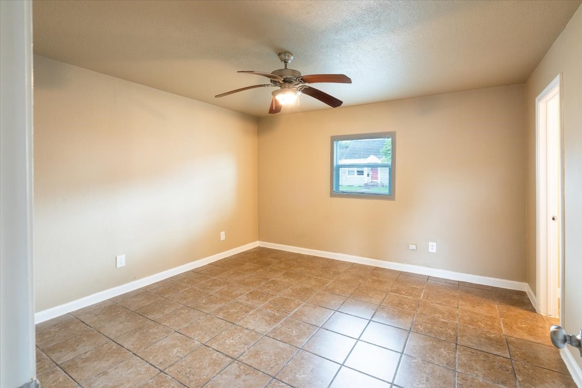 1907 Dismuke Street, Unit 32 Houston, TX 77023 - Photo 5 of 8 a view of an empty room with a window