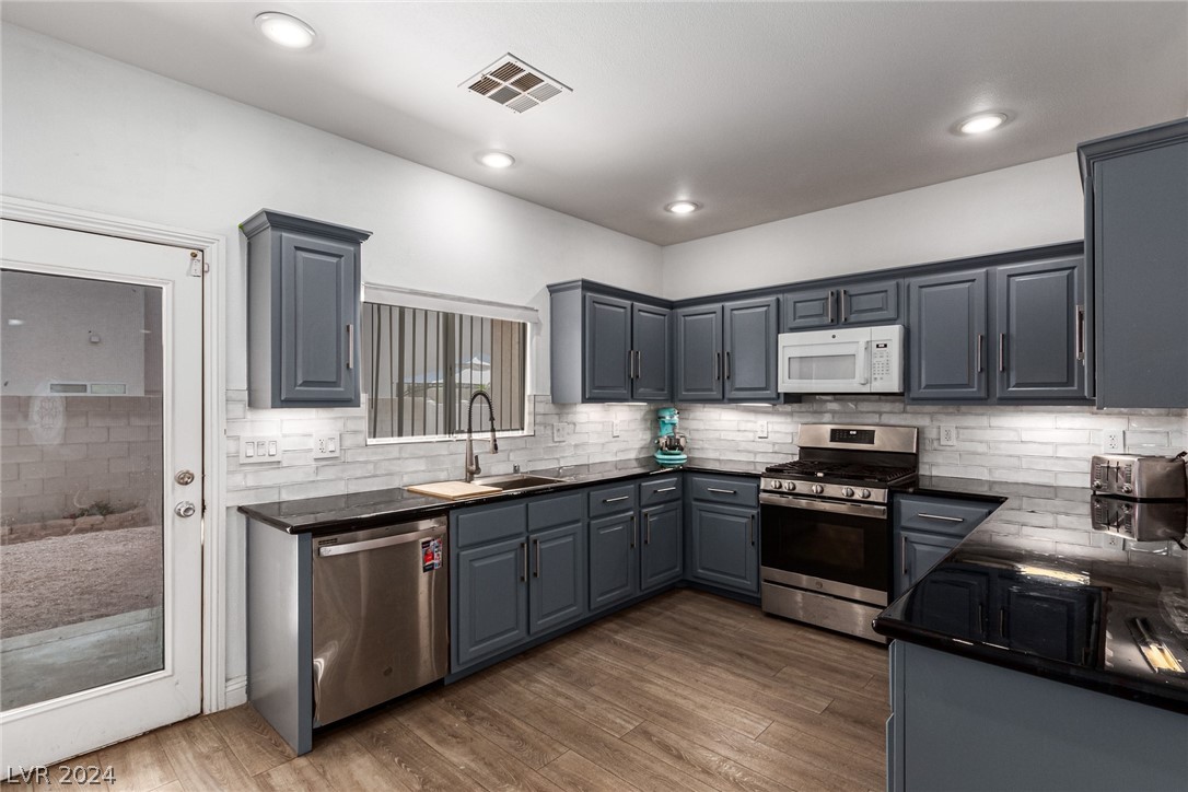 5850 Crumbling Ridge Street Henderson, NV 89011 - Photo 14 of 33