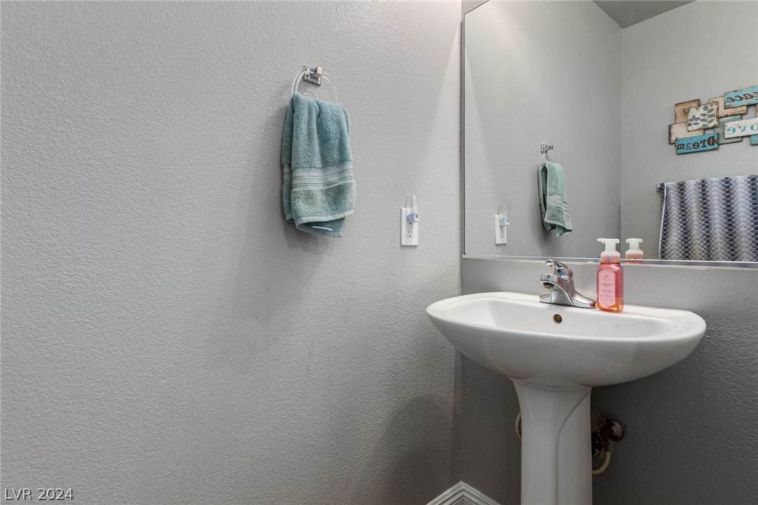5850 Crumbling Ridge Street Henderson, NV 89011 - Photo 15 of 33