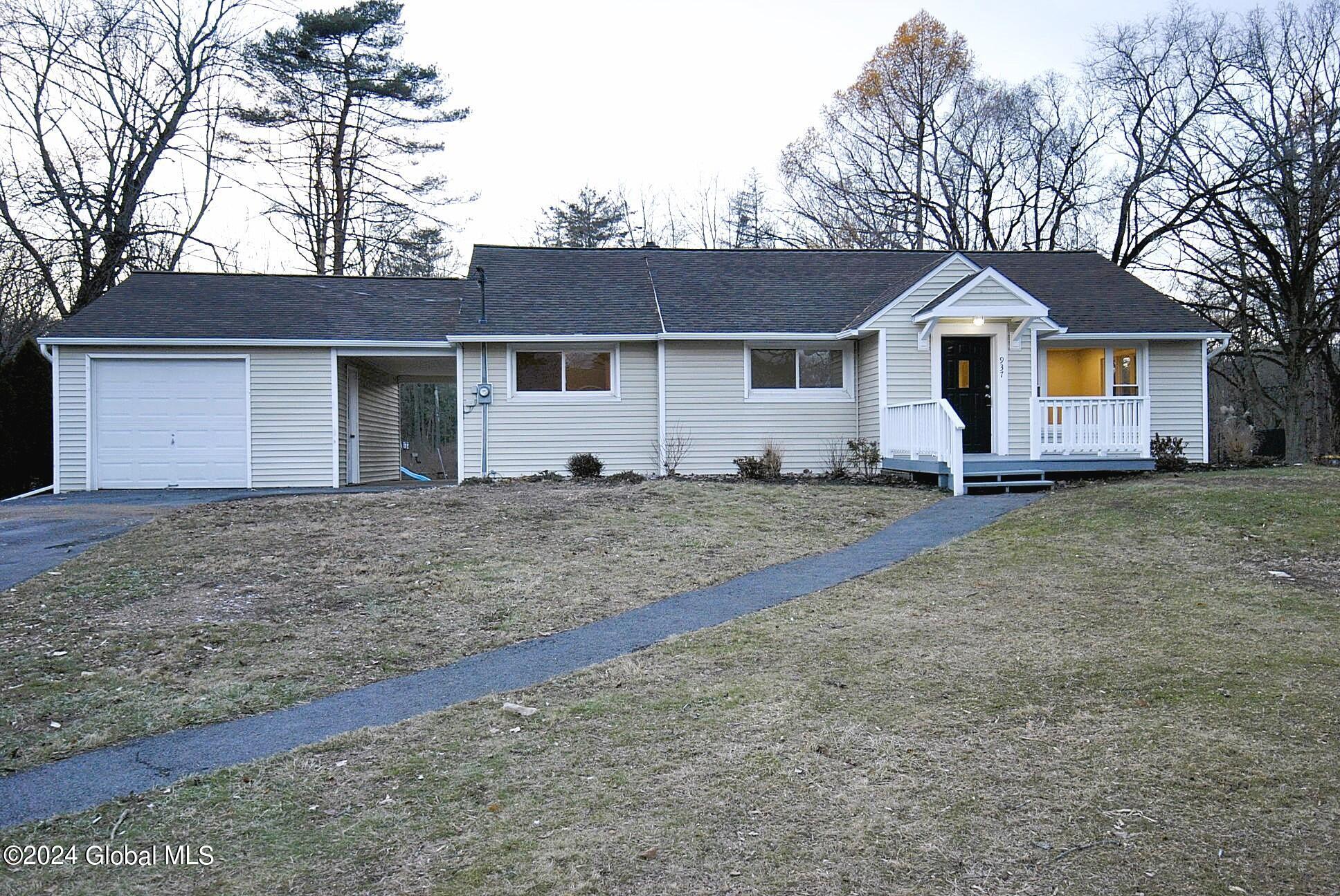 937 Algonquin Road Niskayuna, NY 12309 - Photo 3 of 38 _DSC0576-001