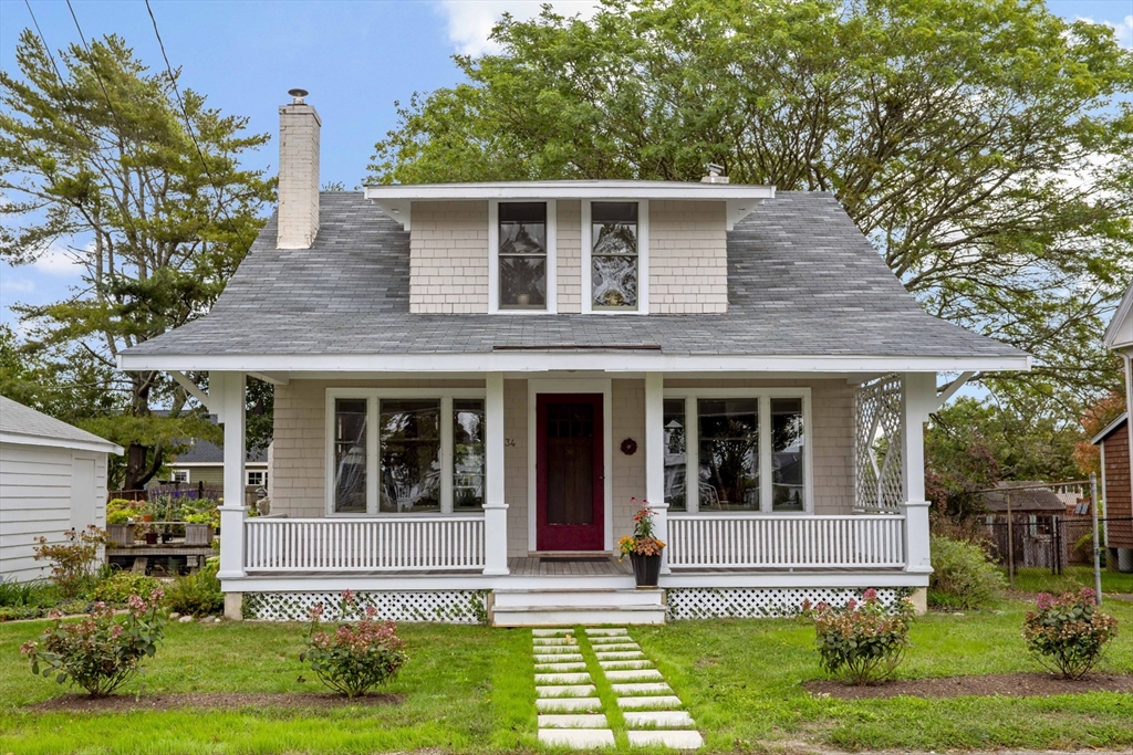 a view of front of a house with a yard