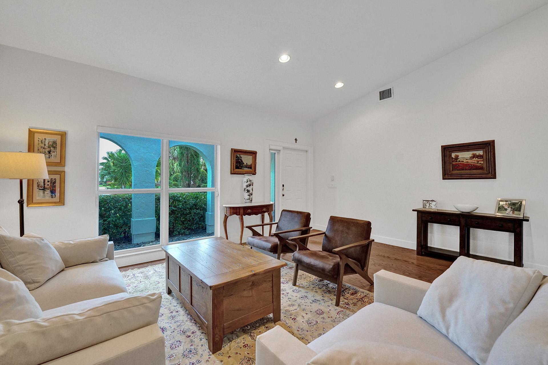 5264 Deerhurst Crescent Circle Boca Raton, FL 33486 - Photo 10 of 62 a living room with furniture