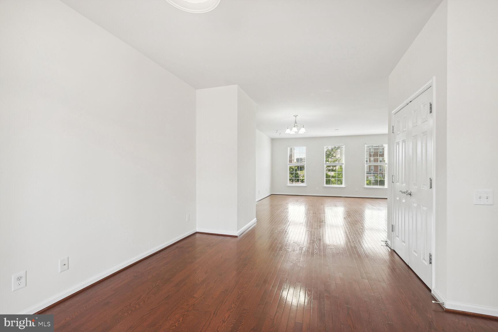 42708 Redpath Terrace Ashburn, VA 20147 - Photo 9 of 27 Dining table space