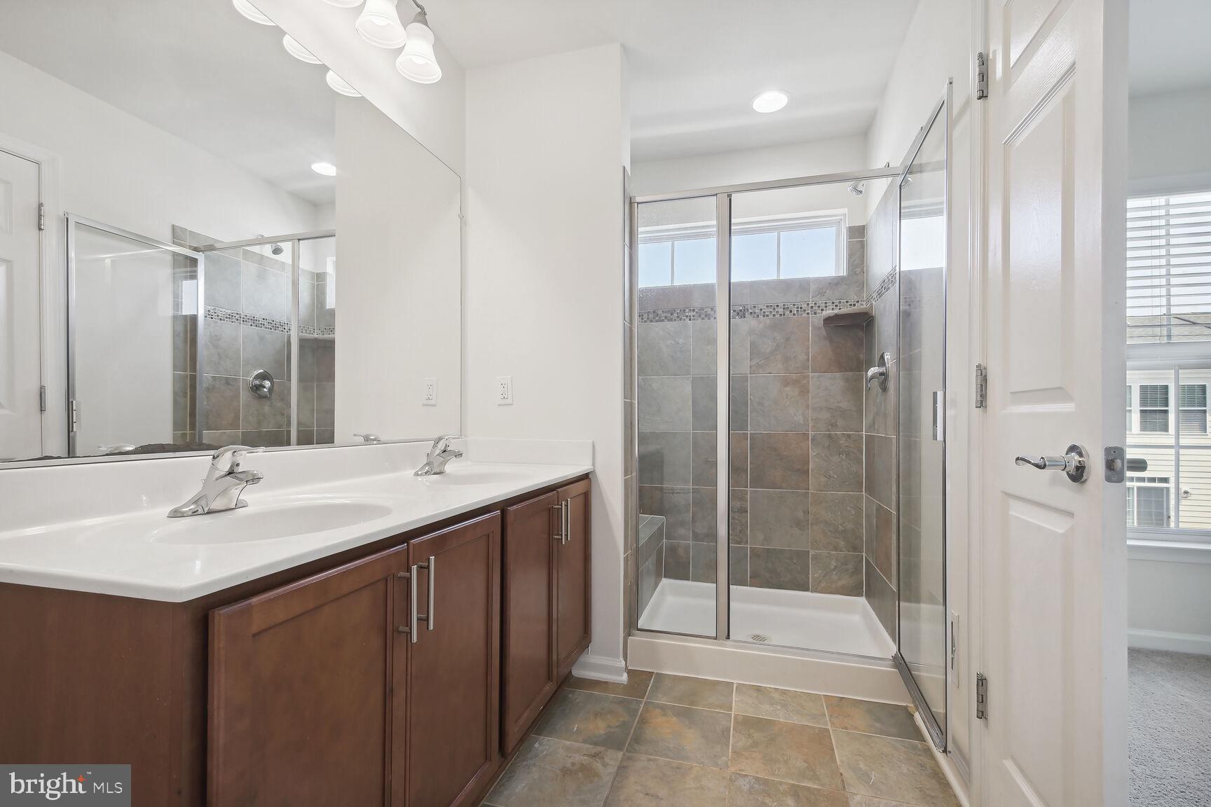 42708 Redpath Terrace Ashburn, VA 20147 - Photo 12 of 27 Primary bathroom